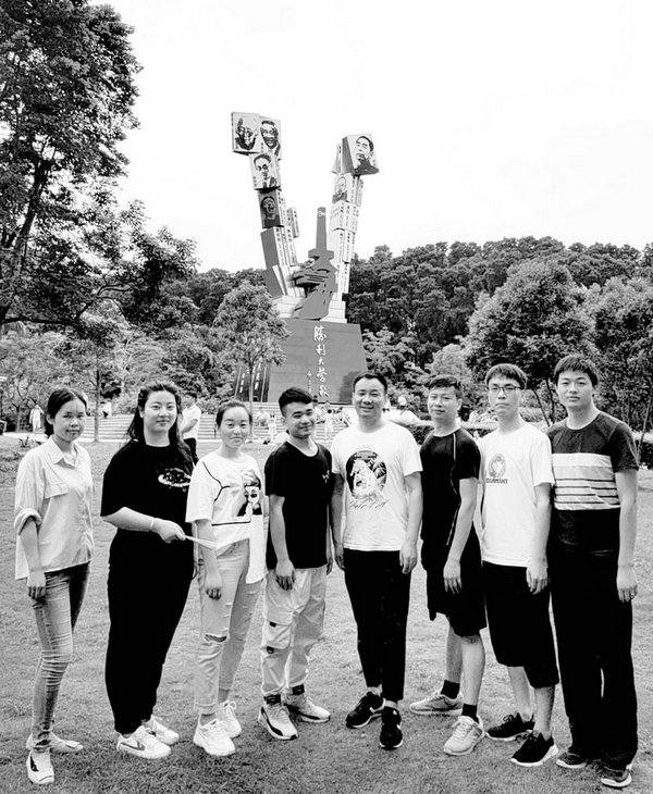 背后的五個(gè)大字是：勝利大營(yíng)救！！！戰(zhàn)到未來，笑到未來。